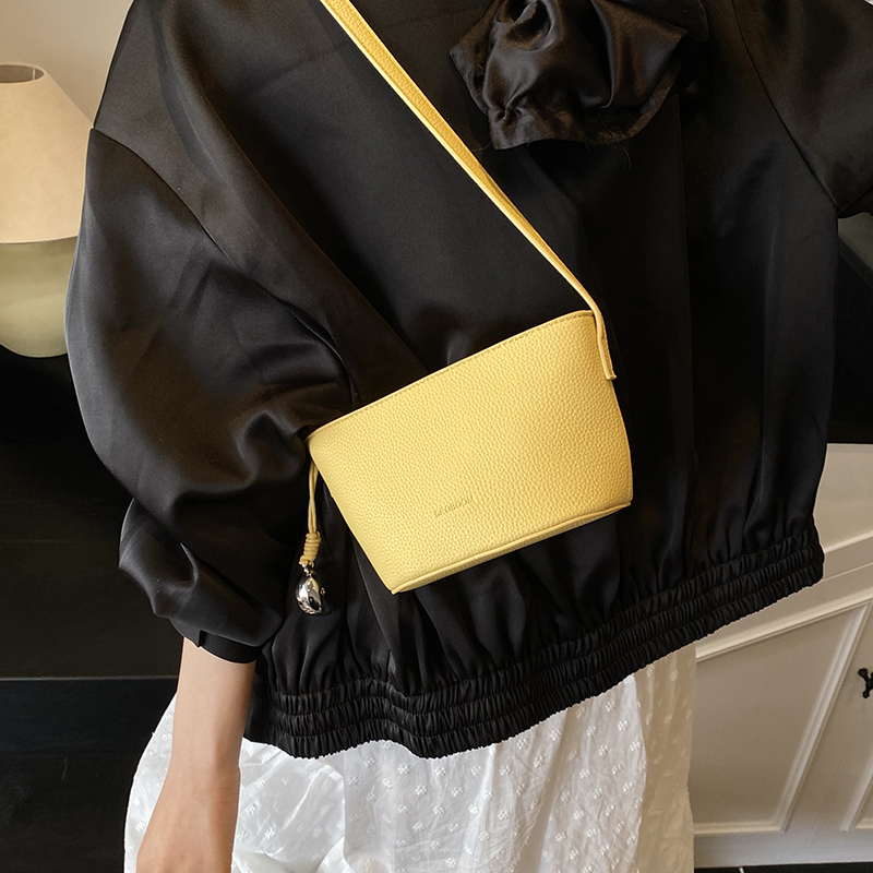 2025 New Minimalist Zipper Bucket Bag for Women - High-End Shoulder Crossbody Phone Bag, Summer Fashion Essential 2025 New Minimalist Zipper Bucket Bag for Women - High-End Shoulder Crossbody Phone Bag, Summer Fashion Essential