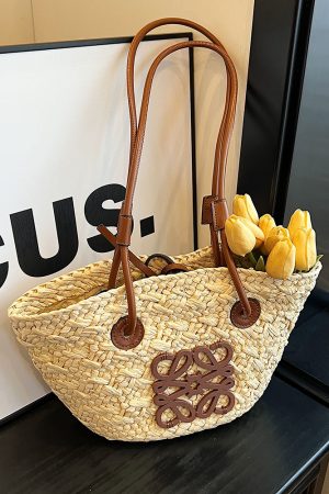 2025 Spring/Summer Women's Minimalist Woven Beach Bag, Casual Shoulder Bag for Vacation, High-End Fashion Style