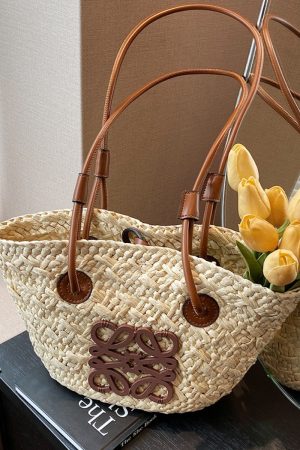 2025 Spring/Summer Women's Minimalist Woven Beach Bag, Casual Shoulder Bag for Vacation, High-End Fashion Style