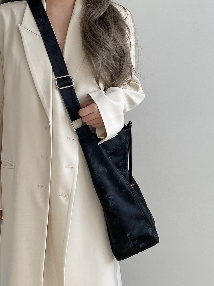 2025 Women's Chinese Style High-End Large Shoulder Crossbody Bag - Versatile Commuting Design for Everyday Use 2025 Women's Chinese Style High-End Large Shoulder Crossbody Bag - Versatile Commuting Design for Everyday Use