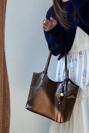 2025 Women's Large Capacity Literary Retro Tote Shoulder Handbag for Commuter Style