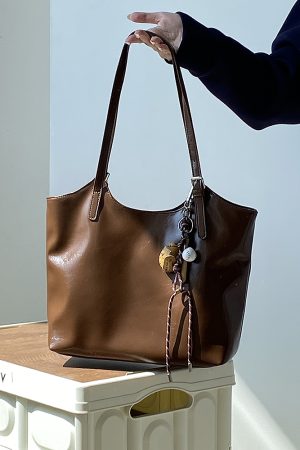 2025 Women's Large Capacity Literary Retro Tote Shoulder Handbag for Commuter Style