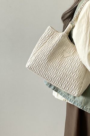 2025 Women's Pleated Tote Bag - Versatile Commuter Shoulder Handbag with Chain - Stylish Large Bag for Everyday Use