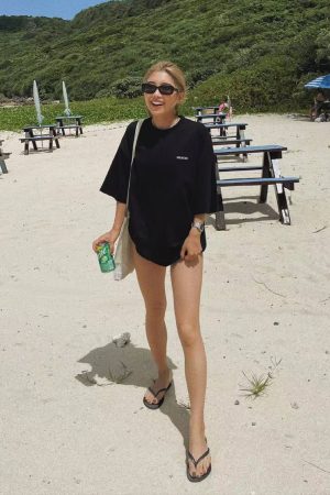 90s Inspired Oversized Black Short-Sleeve T-Shirt for Women with Retro Slogan Letter Logo and Spicy Girl Design