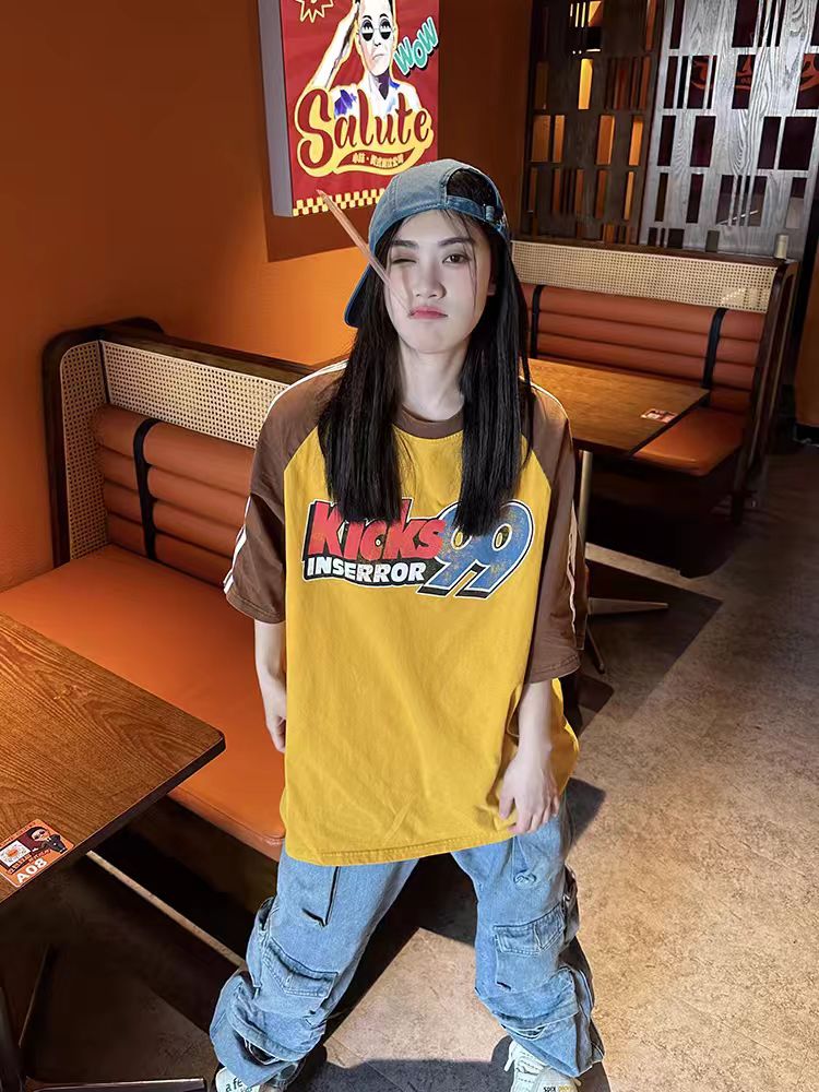 American Retro Distressed Letter Print Spliced Raglan Sleeve T-Shirt for Women - Loose Fit, Summer 2025, Casual Style American Retro Distressed Letter Print Spliced Raglan Sleeve T-Shirt for Women - Loose Fit, Summer 2025, Casual Style