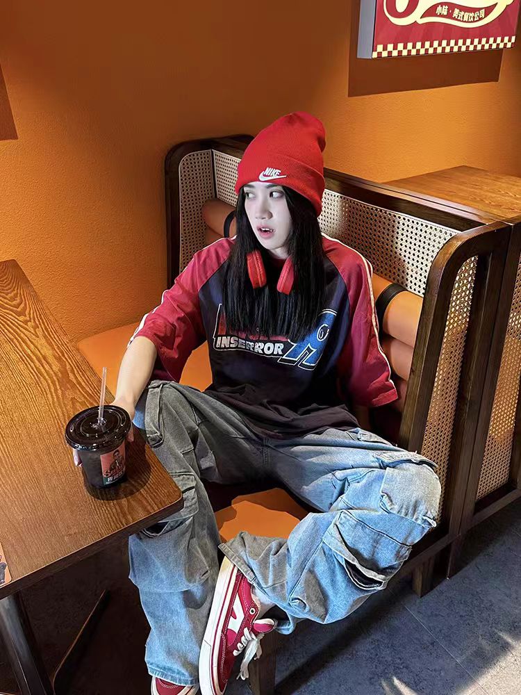 American Retro Distressed Letter Print Spliced Raglan Sleeve T-Shirt for Women - Loose Fit, Summer 2025, Casual Style American Retro Distressed Letter Print Spliced Raglan Sleeve T-Shirt for Women - Loose Fit, Summer 2025, Casual Style