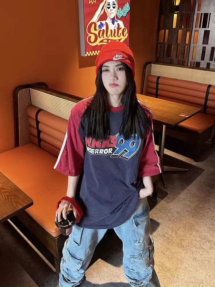 American Retro Distressed Letter Print Spliced Raglan Sleeve T-Shirt for Women - Loose Fit, Summer 2025, Casual Style American Retro Distressed Letter Print Spliced Raglan Sleeve T-Shirt for Women - Loose Fit, Summer 2025, Casual Style