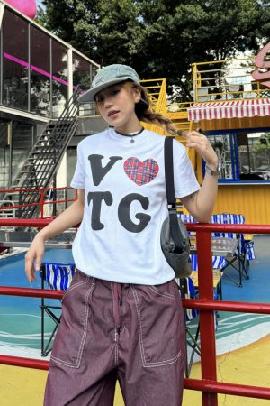 American Retro Fitted Short-Sleeve T-Shirt for Women, Street Style Round Neck, Trendy Summer Top, Vintage 90s Fashion