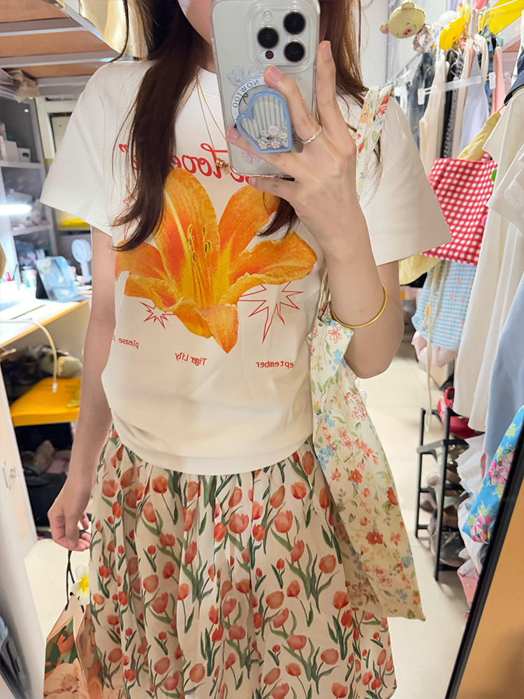 American Retro Floral Lily Print Short Sleeve T-Shirt for Women - Summer Casual Slim Fit, Versatile Y2K Style American Retro Floral Lily Print Short Sleeve T-Shirt for Women - Summer Casual Slim Fit, Versatile Y2K Style