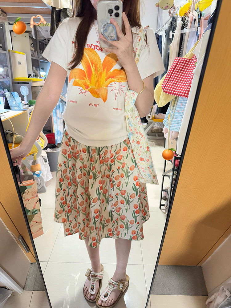 American Retro Floral Lily Print Short Sleeve T-Shirt for Women - Summer Casual Slim Fit, Versatile Y2K Style American Retro Floral Lily Print Short Sleeve T-Shirt for Women - Summer Casual Slim Fit, Versatile Y2K Style