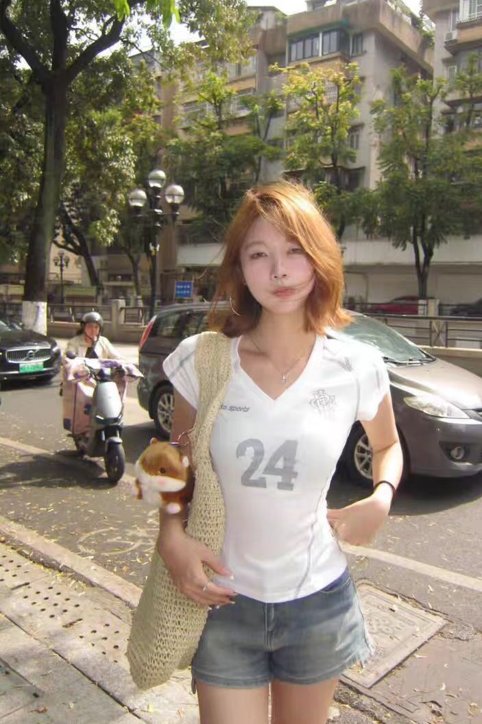 American Retro V-Neck Shoulder T-Shirt for Women, Summer Digital Print, Sporty Short Sleeves, Slim Fit, Trendy Y2K Top American Retro V-Neck Shoulder T-Shirt for Women, Summer Digital Print, Sporty Short Sleeves, Slim Fit, Trendy Y2K Top