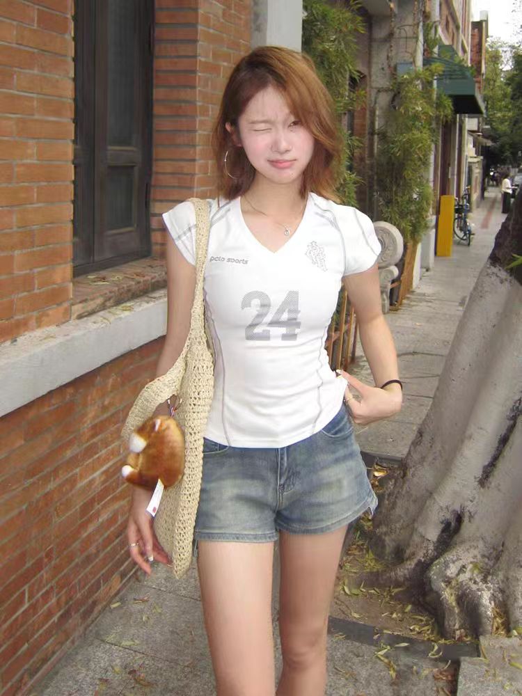 American Retro V-Neck Shoulder T-Shirt for Women, Summer Digital Print, Sporty Short Sleeves, Slim Fit, Trendy Y2K Top American Retro V-Neck Shoulder T-Shirt for Women, Summer Digital Print, Sporty Short Sleeves, Slim Fit, Trendy Y2K Top