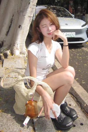 American Retro V-Neck Shoulder T-Shirt for Women, Summer Digital Print, Sporty Short Sleeves, Slim Fit, Trendy Y2K Top