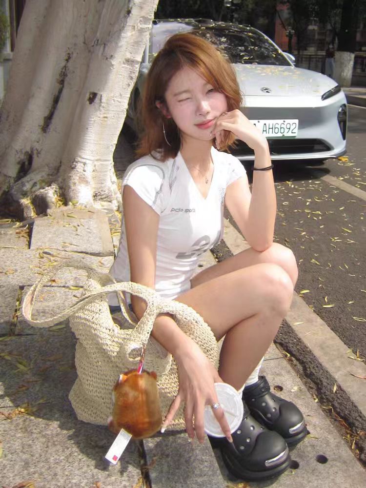 American Retro V-Neck Shoulder T-Shirt for Women, Summer Digital Print, Sporty Short Sleeves, Slim Fit, Trendy Y2K Top American Retro V-Neck Shoulder T-Shirt for Women, Summer Digital Print, Sporty Short Sleeves, Slim Fit, Trendy Y2K Top