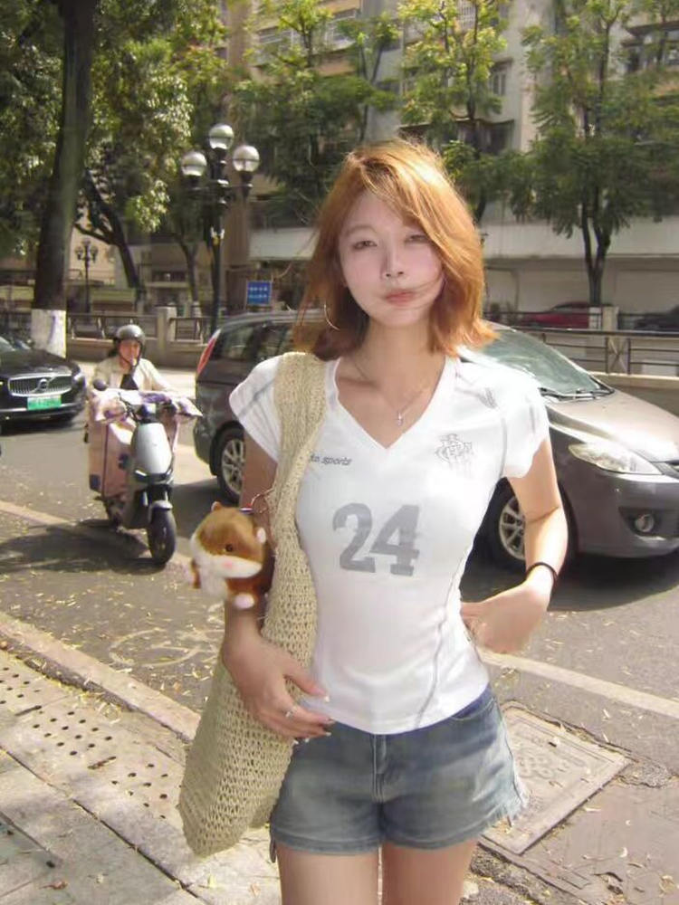 American Retro V-Neck Shoulder T-Shirt for Women, Summer Digital Print, Sporty Short Sleeves, Slim Fit, Trendy Y2K Top American Retro V-Neck Shoulder T-Shirt for Women, Summer Digital Print, Sporty Short Sleeves, Slim Fit, Trendy Y2K Top