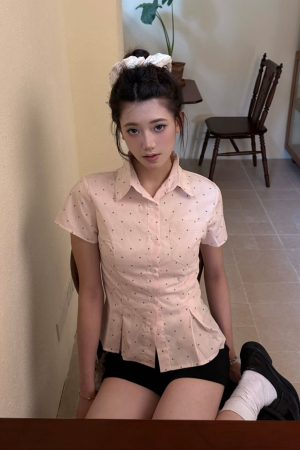 American Vintage Women's Slim Fit Polka Dot Shirt with Lapel, Regular Shoulder, Retro Style, Perfect for Casual or Y2K Outfits