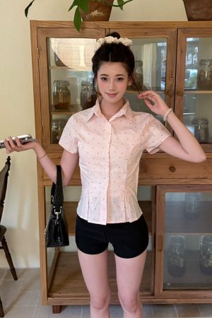 American Vintage Women's Slim Fit Polka Dot Shirt with Lapel, Regular Shoulder, Retro Style, Perfect for Casual or Y2K Outfits