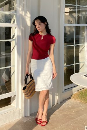 Backless Short Sleeve T-Shirt for Women, Slim Fit Round Neck Top with Chest Pad, French Style Sexy 90s Look