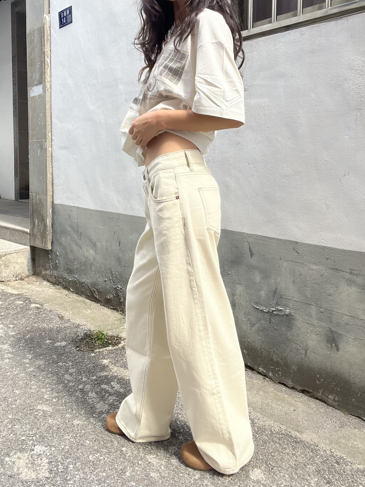 Beige Low-Waist Loose Slimming Straight Leg Pants for Petite Women - Spring 2025 Fashion Trend Beige Low-Waist Loose Slimming Straight Leg Pants for Petite Women - Spring 2025 Fashion Trend