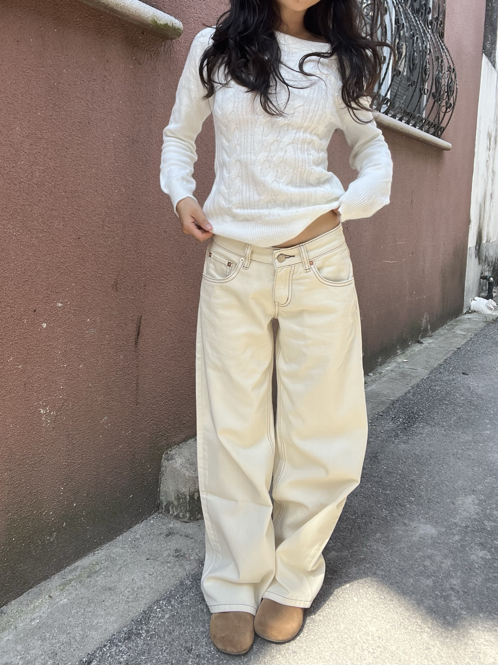 Beige Low-Waist Loose Slimming Straight Leg Pants for Petite Women - Spring 2025 Fashion Trend Beige Low-Waist Loose Slimming Straight Leg Pants for Petite Women - Spring 2025 Fashion Trend