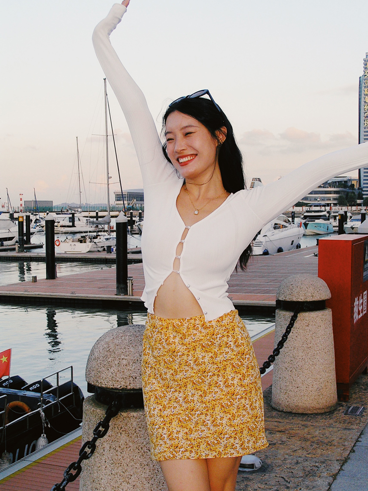 Black French Hollow-Out Knitted Cardigan for Women, Long Sleeve, Slim Fit, Sexy Niche Style, Trendy 90s Fashion Black French Hollow-Out Knitted Cardigan for Women, Long Sleeve, Slim Fit, Sexy Niche Style, Trendy 90s Fashion