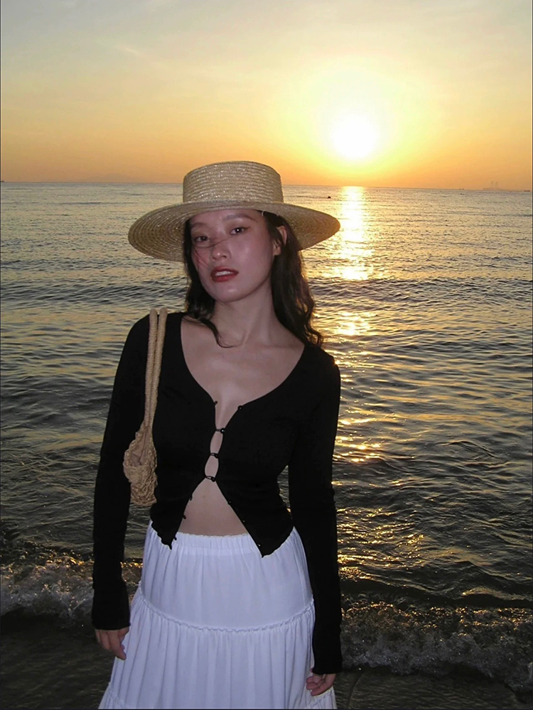 Black French Hollow-Out Knitted Cardigan for Women, Long Sleeve, Slim Fit, Sexy Niche Style, Trendy 90s Fashion Black French Hollow-Out Knitted Cardigan for Women, Long Sleeve, Slim Fit, Sexy Niche Style, Trendy 90s Fashion