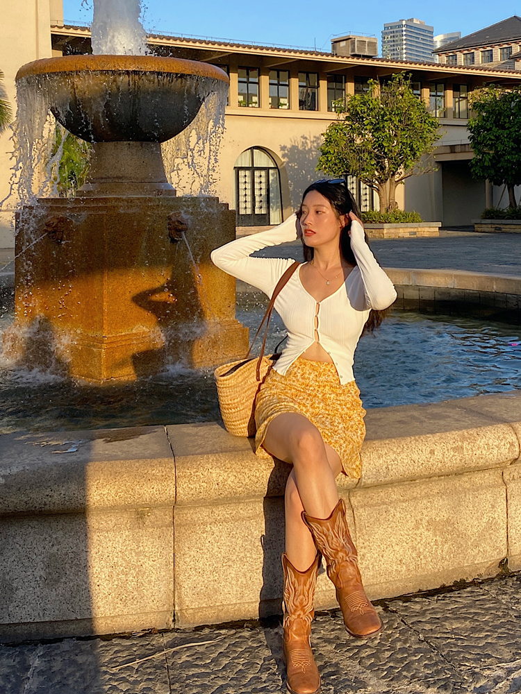 Black French Hollow-Out Knitted Cardigan for Women, Long Sleeve, Slim Fit, Sexy Niche Style, Trendy 90s Fashion Black French Hollow-Out Knitted Cardigan for Women, Long Sleeve, Slim Fit, Sexy Niche Style, Trendy 90s Fashion