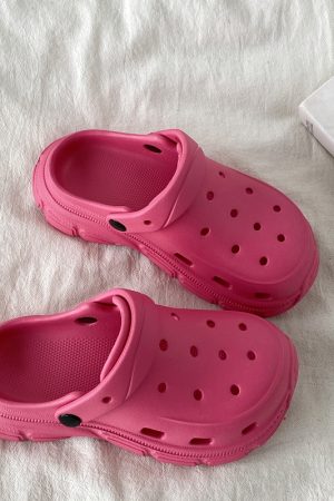 Black Thick-Soled Closed-Toe Hole Shoes for Women - 2025 Summer Outdoor Slippers, Beach Style, Cool Casual Footwear