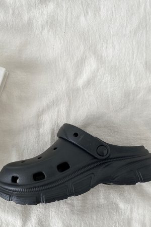 Black Thick-Soled Closed-Toe Hole Shoes for Women - 2025 Summer Outdoor Slippers, Beach Style, Cool Casual Footwear