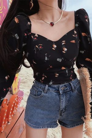 Black Vintage Square Neck Long Sleeve Shirt for Women - Slimming Waist-Cinching Design, Playful French Style, Perfect for Vacation