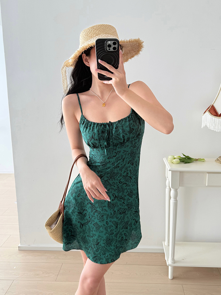 Dark Green Floral V-Neck Slimming Slip Dress for Women - Retro Vacation Style, Waist-Defining, Sensual 90s-Inspired Fashion Dark Green Floral V-Neck Slimming Slip Dress for Women - Retro Vacation Style, Waist-Defining, Sensual 90s-Inspired Fashion