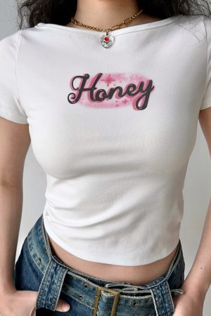 European and American Style Honey Print White Shoulder T-Shirt for Women, High-Waisted Slim Short-Sleeve Top, Y2K Fashion
