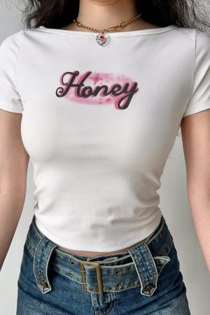 European and American Style Honey Print White Shoulder T-Shirt for Women, High-Waisted Slim Short-Sleeve Top, Y2K Fashion