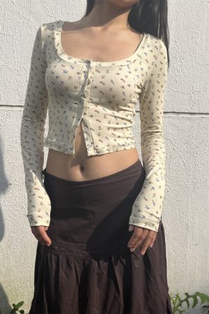 Flattering Slim Fit French Style T-Shirt for Women - Versatile Sweet and Spicy Design, Perfect for Y2K and Casual Looks