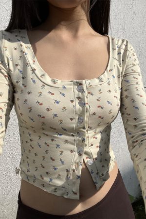 Flattering Slim Fit French Style T-Shirt for Women - Versatile Sweet and Spicy Design, Perfect for Y2K and Casual Looks