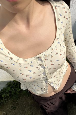 Flattering Slim Fit French Style T-Shirt for Women - Versatile Sweet and Spicy Design, Perfect for Y2K and Casual Looks