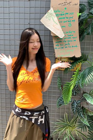 Floral Print V-Neck Short Sleeve T-Shirt for Women - Summer Slim Fit Trendy Top in 90s Style