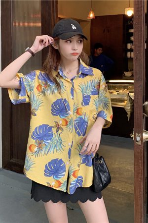 Floral Short-Sleeve Hawaiian Shirt for Women - Retro Vacation Beach Top in Hong Kong Style, Perfect for Summer and Travel