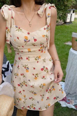 Floral Slimming Slip Dress with Ribbon Bow, French Vintage Style, Flowing Design for Spring/Summer 2022 - Chic and Elegant Fashion