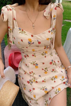 Floral Slimming Slip Dress with Ribbon Bow, French Vintage Style, Flowing Design for Spring/Summer 2022 - Chic and Elegant Fashion