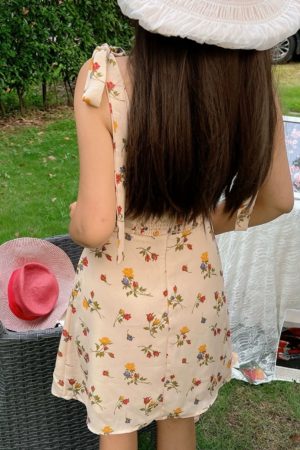 Floral Slimming Slip Dress with Ribbon Bow, French Vintage Style, Flowing Design for Spring/Summer 2022 - Chic and Elegant Fashion