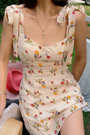 Floral Slimming Slip Dress with Ribbon Bow, French Vintage Style, Flowing Design for Spring/Summer 2022 - Chic and Elegant Fashion