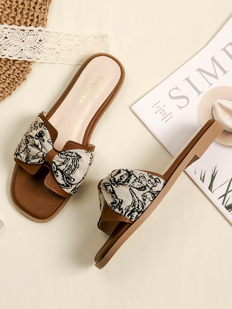 French Retro Sheepskin Flat Sandals for Women - Summer 2025 Beach Style, Perfect for Skirts and Outdoor Wear French Retro Sheepskin Flat Sandals for Women - Summer 2025 Beach Style, Perfect for Skirts and Outdoor Wear