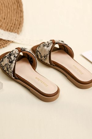 French Retro Sheepskin Flat Sandals for Women - Summer 2025 Beach Style, Perfect for Skirts and Outdoor Wear