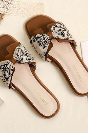 French Retro Sheepskin Flat Sandals for Women - Summer 2025 Beach Style, Perfect for Skirts and Outdoor Wear