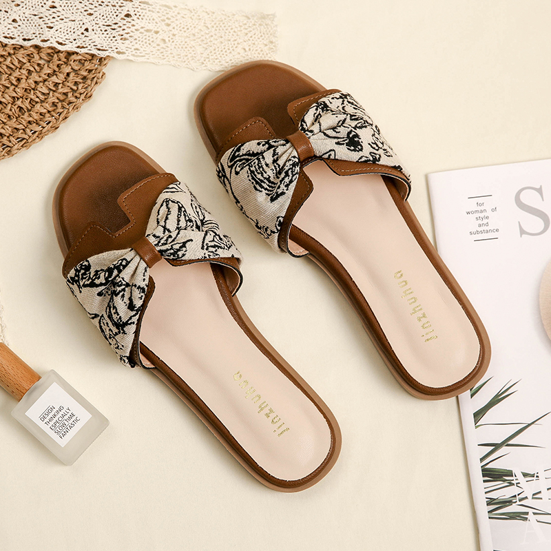 French Retro Sheepskin Flat Sandals for Women - Summer 2025 Beach Style, Perfect for Skirts and Outdoor Wear French Retro Sheepskin Flat Sandals for Women - Summer 2025 Beach Style, Perfect for Skirts and Outdoor Wear