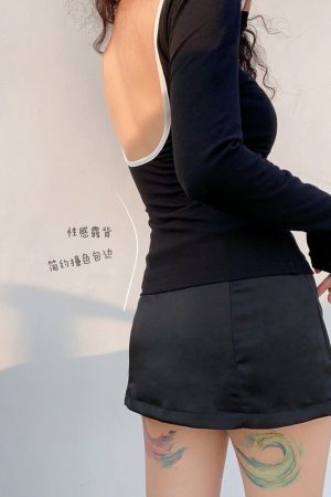 French Style Sexy Minimalist Black and White Spliced Backless Long Sleeve T-Shirt for Women - Slim Fit, Round Neck, Chic Fashion Top