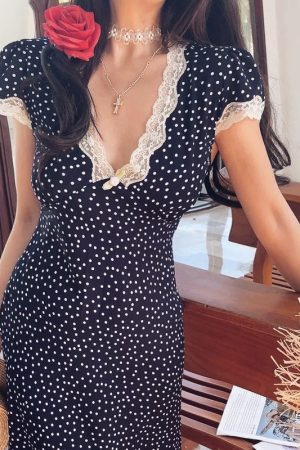 Handmade Illustrated Beauty French Lace V-Neck Puff Sleeve Maxi Dress â€“ 2025 Spring/Summer Vacation Style