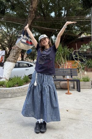 Heavyweight Shell Embroidery Short Sleeve T-Shirt for Women - Slim Fit, Flattering Round Neck Top, Casual 90s Style