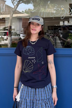 Heavyweight Shell Embroidery Short Sleeve T-Shirt for Women - Slim Fit, Flattering Round Neck Top, Casual 90s Style